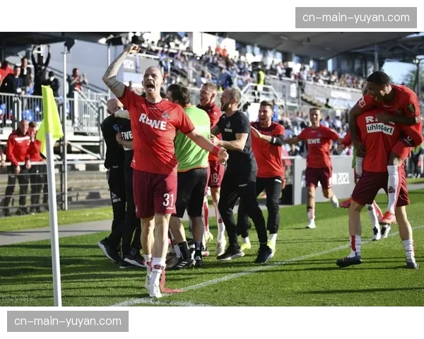 比赛结束后，已确定降级的萨勒尼塔纳球员绕场感谢支持